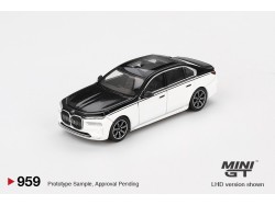 BMW I7 XDrive 60 Alpine - white/black met - 1:64 - Mini GT