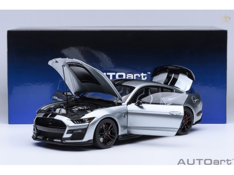 Ford Shelby Mustang GT500 1:18 stříbrmá - AUTOart